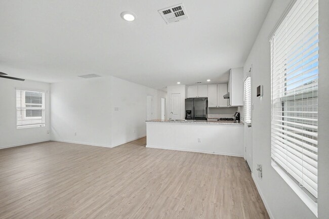 Building Photo - 3 Bed in The Silos | No Carpet + Appliances Included + Community Amenities!