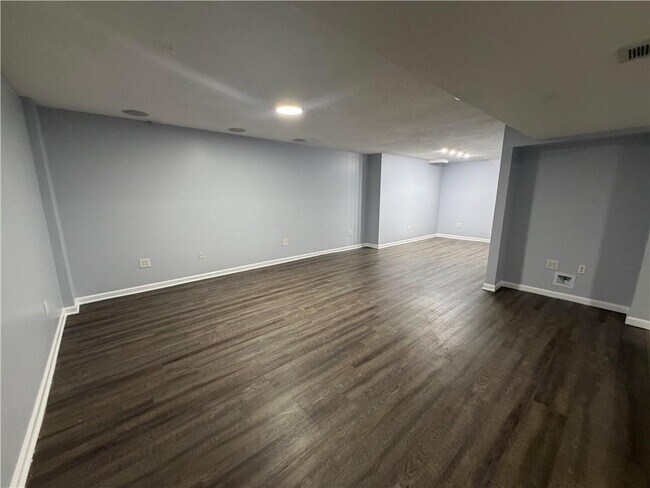 Building Photo - 3336 Camelot Dr NE