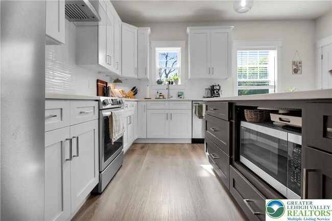 Building Photo - 221 Craig Ave