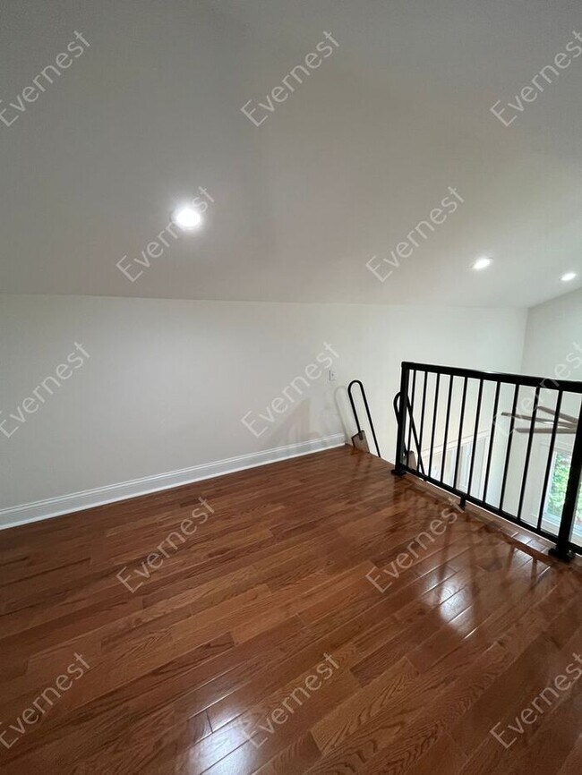 Building Photo - Charming 2-Bedroom Home with Modern Amenit...