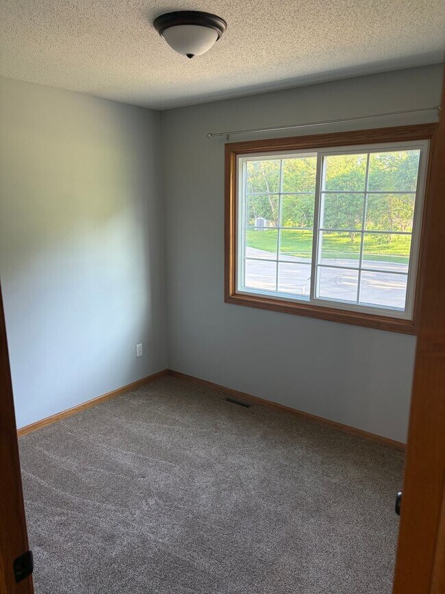 Building Photo - HUGE 3 Bed Home for Rent!