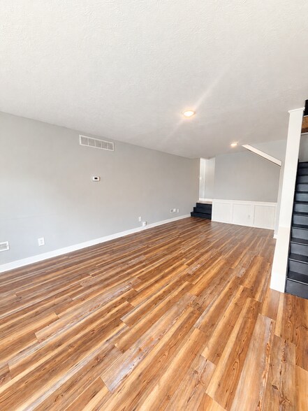 Building Photo - 315 W 17th St