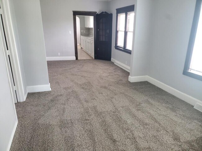 Building Photo - 1156 E Fox St