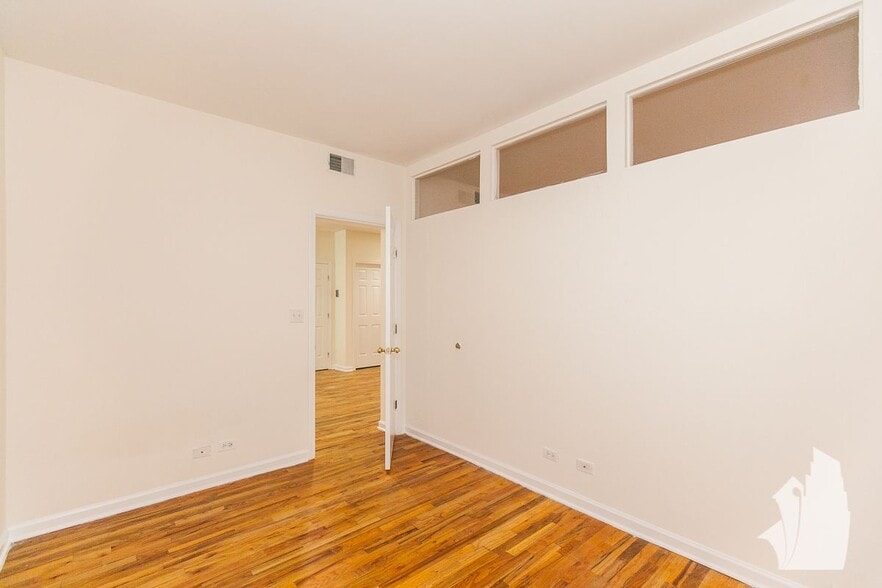 Building Photo - 917 W Dakin St