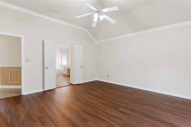 Building Photo - 10115 Willow Crossing Dr