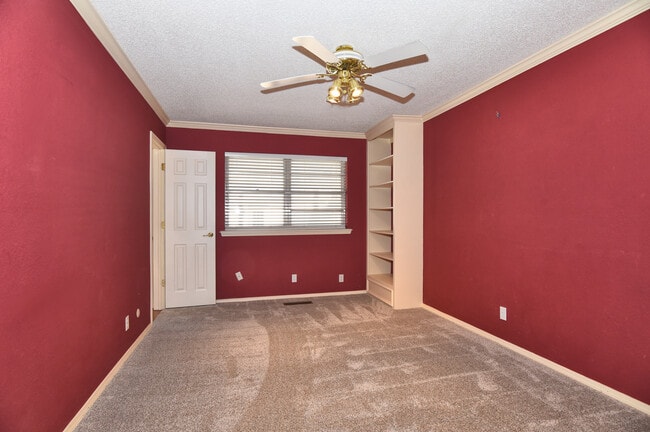 Building Photo - 1023 E Thompson Ave