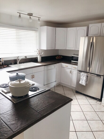 Primary Photo - 820 Bourdeaux Dr