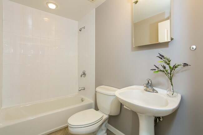 Building Photo - 1212 N Wells St