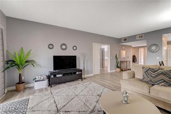 Building Photo - 352 Amber Pine St