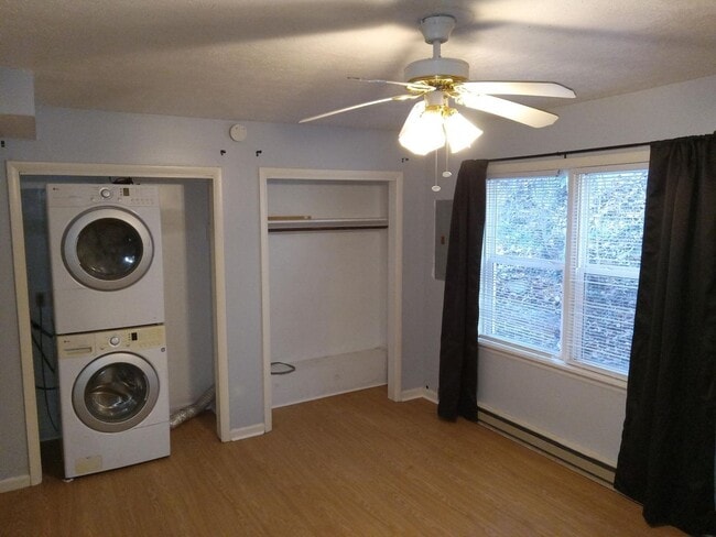 Building Photo - WCU Student 2 Bedroom 2 Bath Townhouse 1 mile from WCU Campus $1200