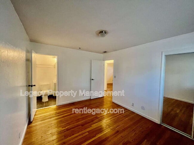 Building Photo - 280 Markham Ave