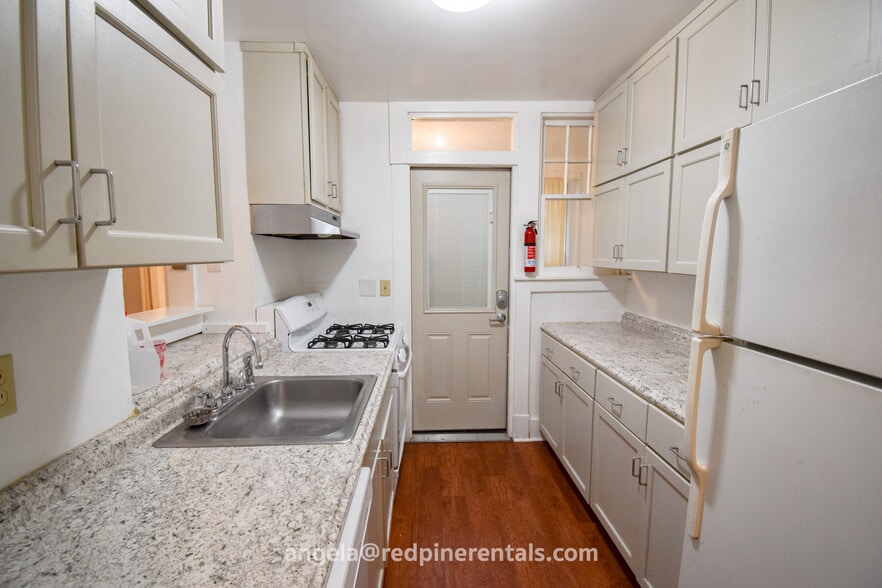 Kitchen - 1832 Crafton Blvd