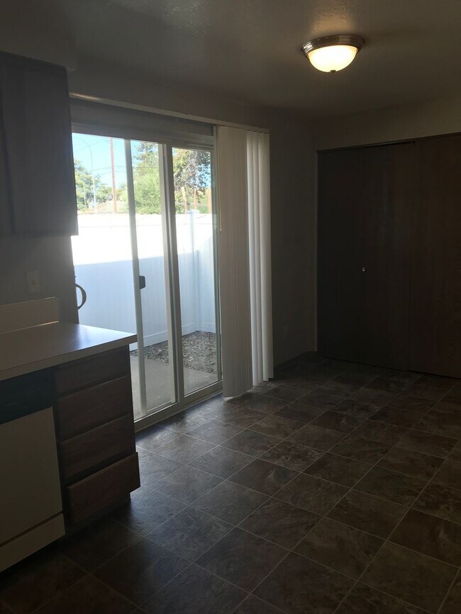 Building Photo - 804Frem