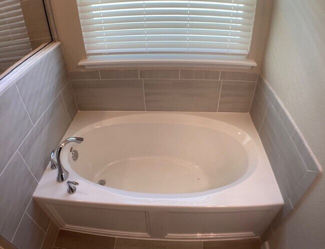 Building Photo - Comfortable 3 Bedroom Home With Great Outd...