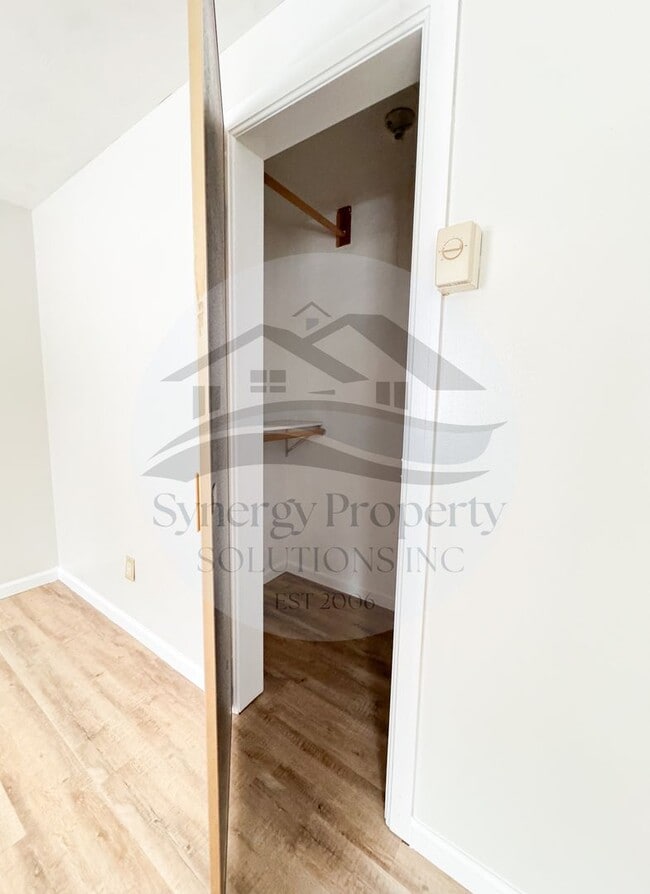 Building Photo - Lexington Schools Split Level