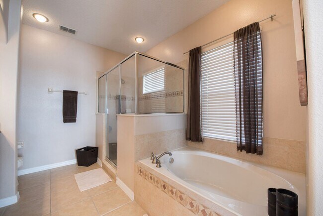 Building Photo - Large, Executive style 3/2.5 Lakefront/POOL Home in East Park of Lake Nona