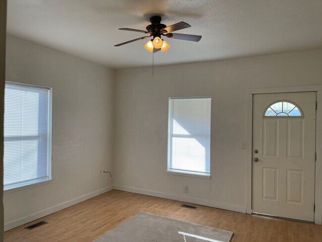 Building Photo - Adorable 3 Bedroom Home