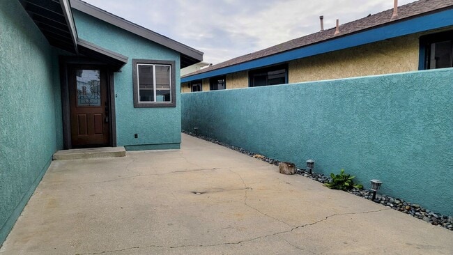 Building Photo - Oxnard Shores Home