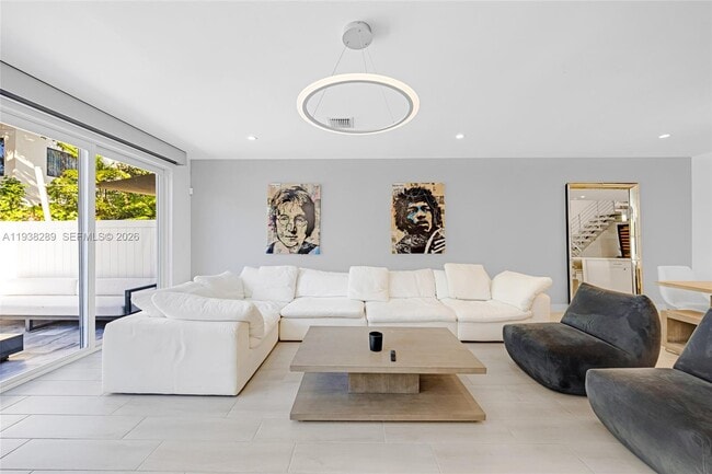 Building Photo - 817 NE 17th Way