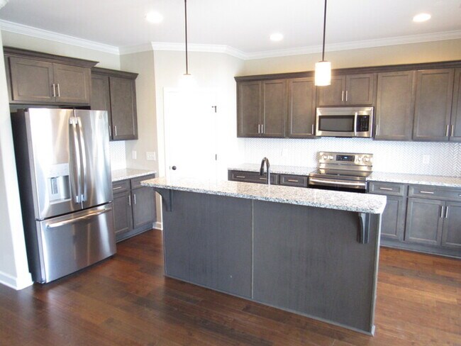 Building Photo - Old Hickory townhome, like new!