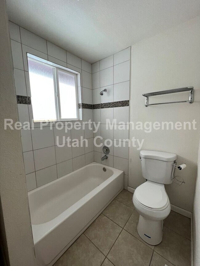 Building Photo - 1009 W 675 N