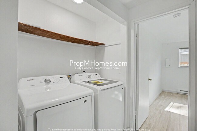 Building Photo - Updated Two Bedroom Duplex in Sellwood - Garage Included!