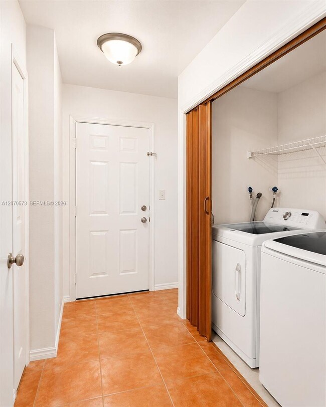 Building Photo - 6235 SW Kendale Lakes Cir