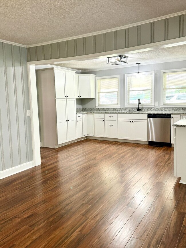 Building Photo - Move in ready! Fully Renovated with attent...
