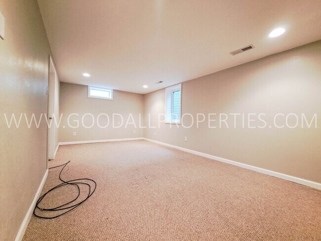 Building Photo - Charming 4-Bedroom Ranch in West Des Moines with a fenced in yard and a finished basement!!