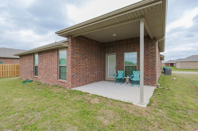 Building Photo - Like New Beautiful 3/2 Home in Gentry