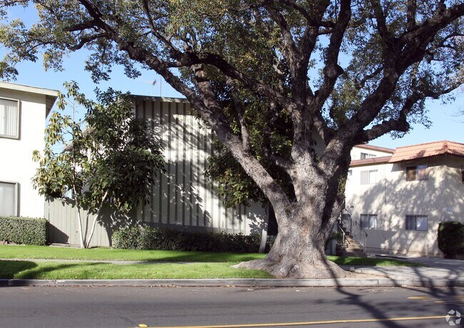 Building Photo - Pickering Apts