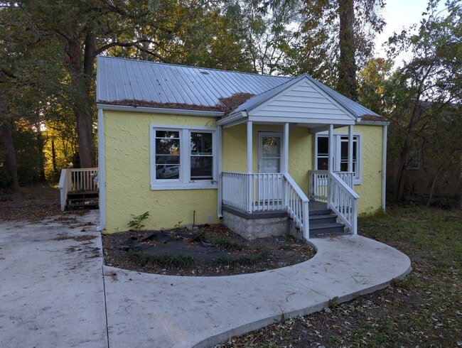 Building Photo - 2 Bedroom House  in Rossville/East Ridge