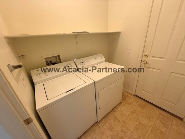 Building Photo - Three Bedroom  Home in Continental Reserves