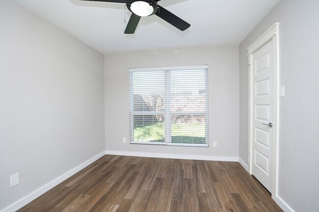 Building Photo - 2214 Holly Knoll St