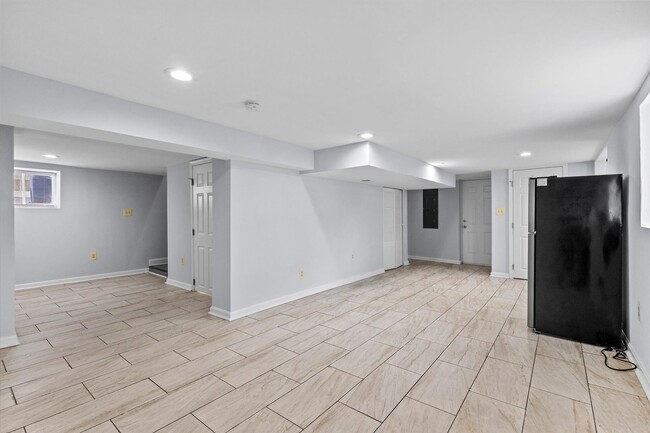 Building Photo - 6BR / 5BA Single-Family Home | 2,663 Sq Ft | Private Driveway | Deck | $4,200/mo Spacious 6-bedro...