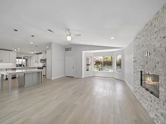 Building Photo - 54140 Avenida Mendoza