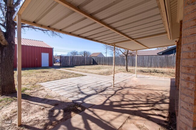 Building Photo - 505 W Coleman Ave