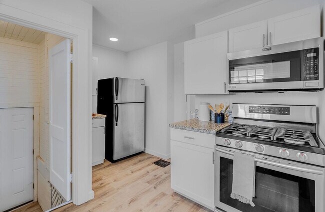 Building Photo - 2 bedroom, 1 bath house now available in North Portland! Overlook Neighborhood!