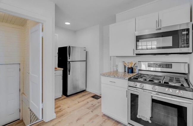 Building Photo - 2 bedroom, 1 bath house now available in North Portland! Piedmont Neighborhood!