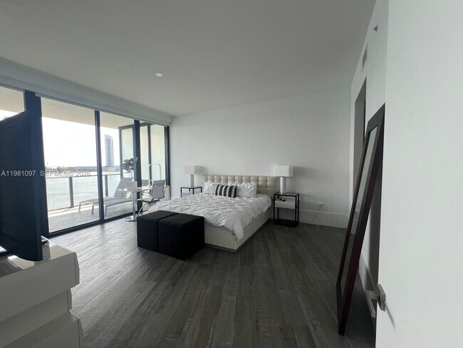 Building Photo - 5500 Island Estates Dr