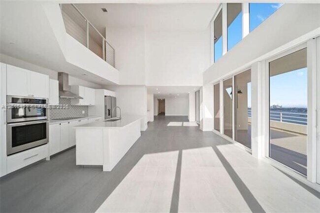 Building Photo - 555 NE 34th St