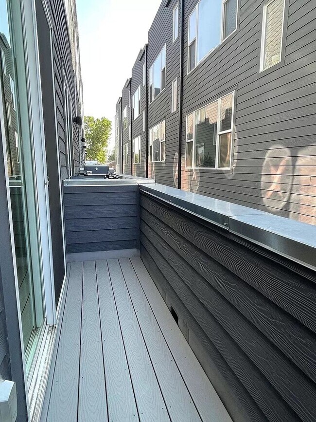 Building Photo - 2 BD/2 1/2Bath in Denver's Modern Townhome...