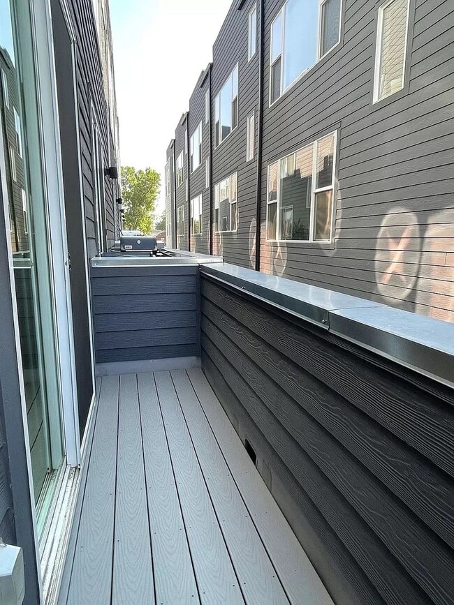 Building Photo - 2 Bedroom 2 Full Bathrooms and 2 Half Bath...