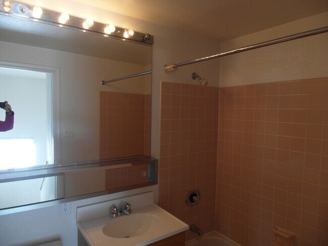Building Photo - 3 Bedroom, 1.5 Bath, Townhouse in Oscoda v...