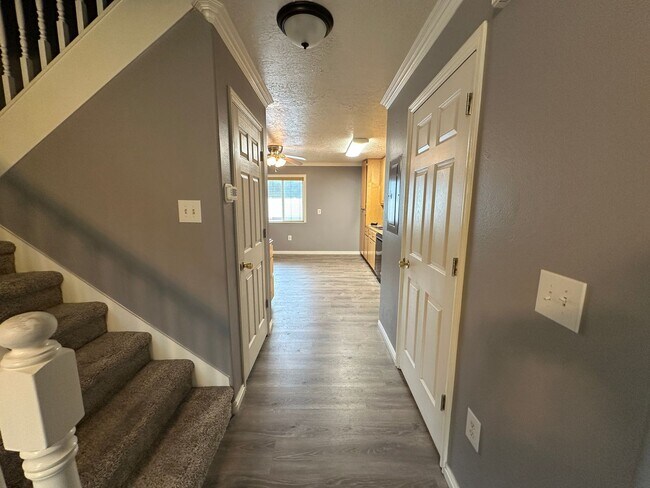 Building Photo - Cute and Cozy 2 Bed, 1.5 Bath Townhome in the Meadows!