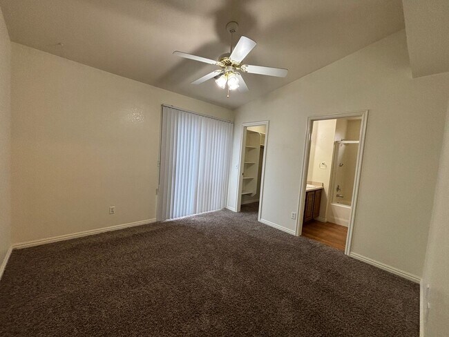 Building Photo - DARLING TOWNHOME FOR RENT IN HURRICANE!