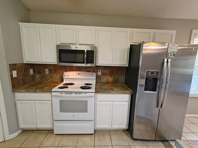 Building Photo - Florida Living at Its Best – 3BR Home with Hot Tub & Resort Amenities