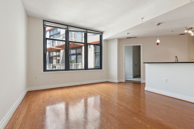 Building Photo - Available Now! // 1 Bedroom 1 Bathroom // ...