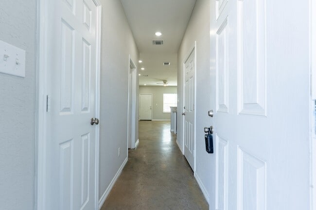 Building Photo - 6934 Crestway Dr