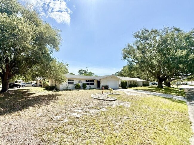 Building Photo - 1501 S Hillcrest Ave